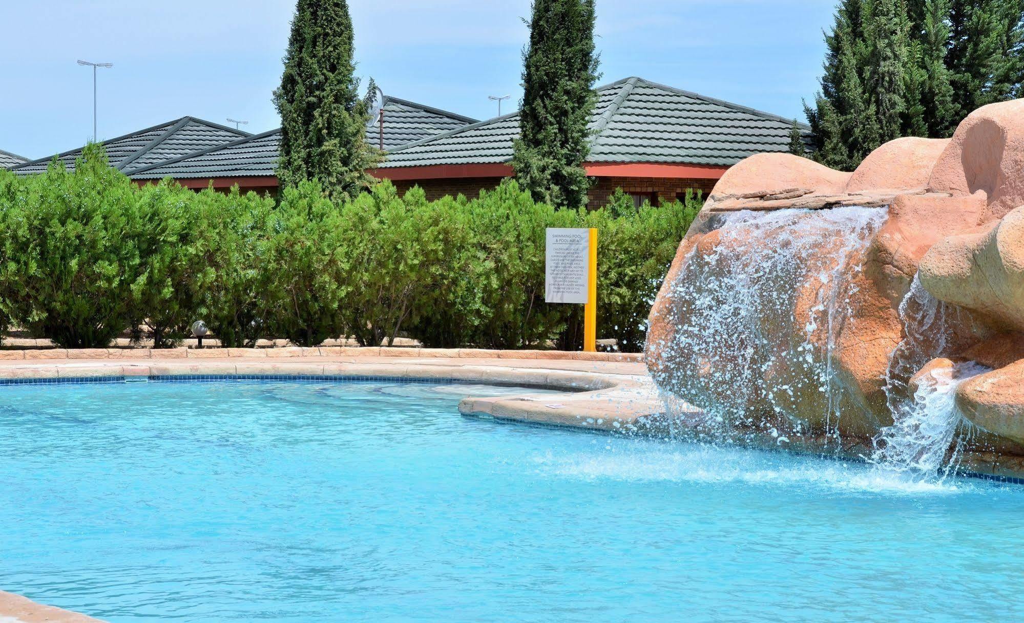 Hotel Cresta Jwaneng Esterno foto