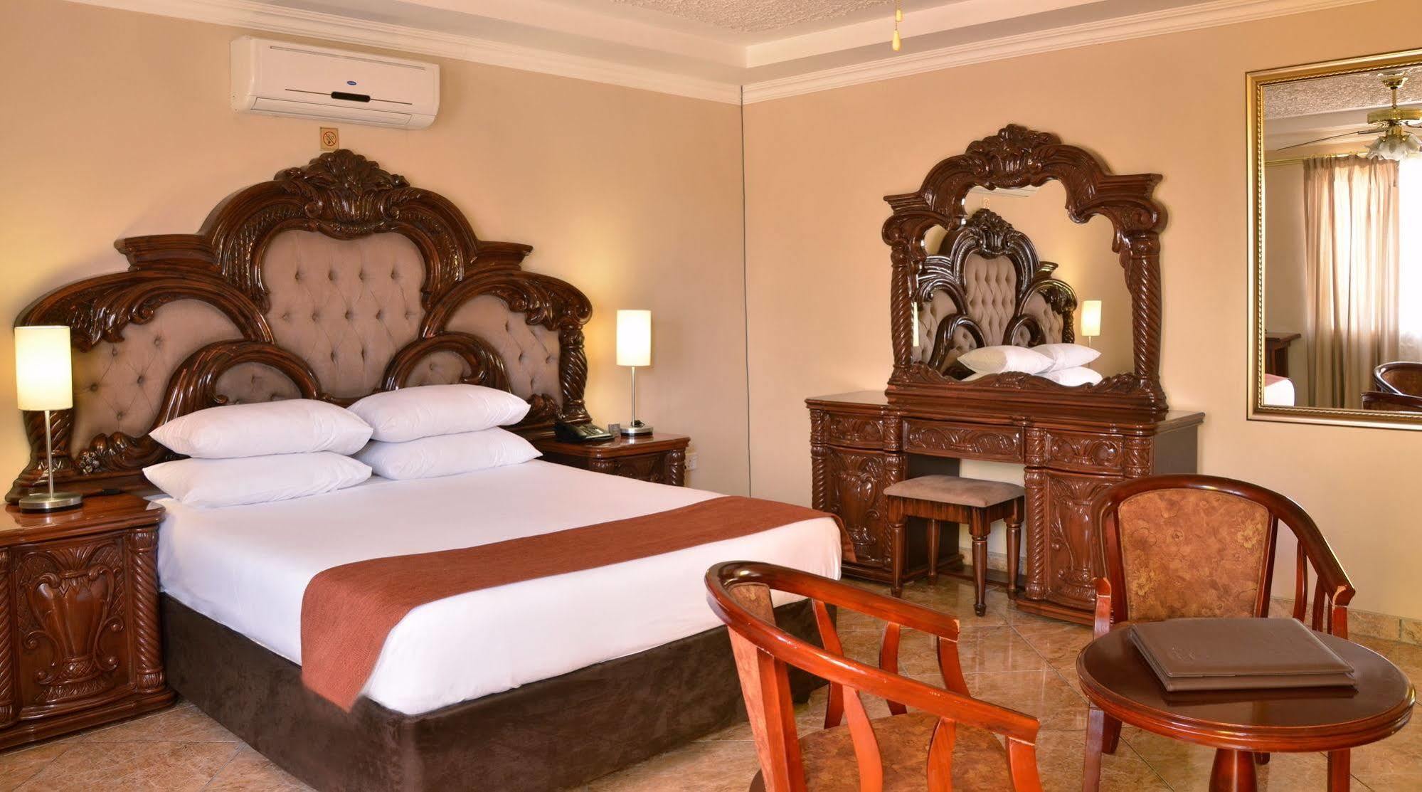 Hotel Cresta Jwaneng Esterno foto